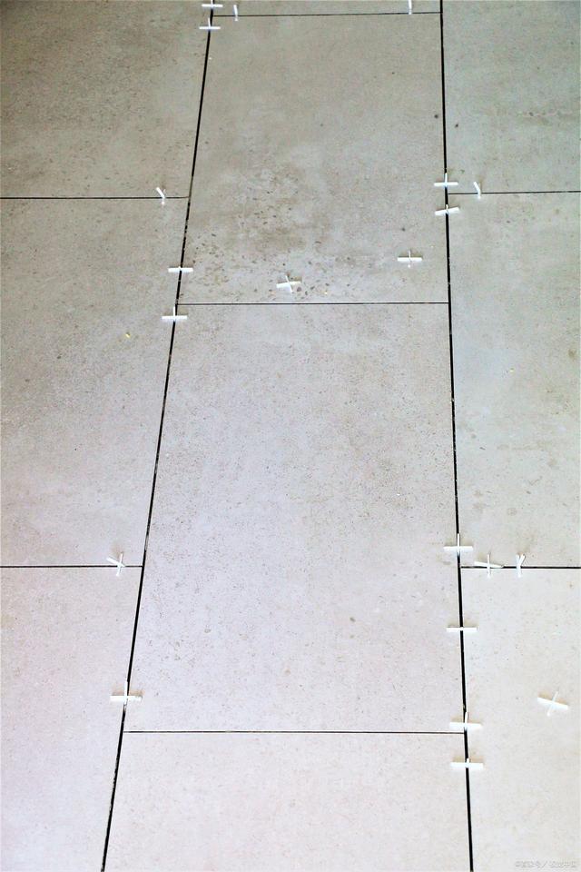 地砖空鼓可以用瓷砖胶灌浆吗视频(地砖空鼓可以用瓷砖胶灌浆吗视频教程)